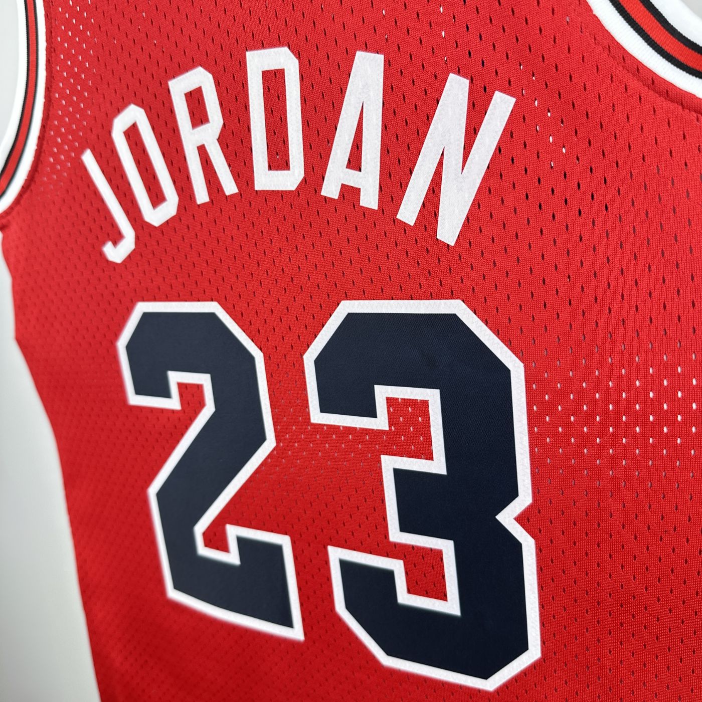 Michael Jordan - Bulls Jersey - Hardwood Classics 1984/85 Swingman Roja